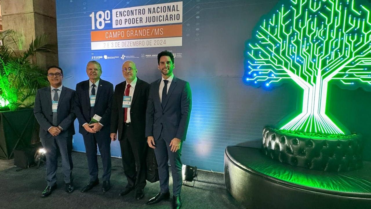 O presidente do TJPE, o corregedor-geral e os juízes Faustino e Gleydson. Todos em pé na frente de um painel do 18º ENPJ