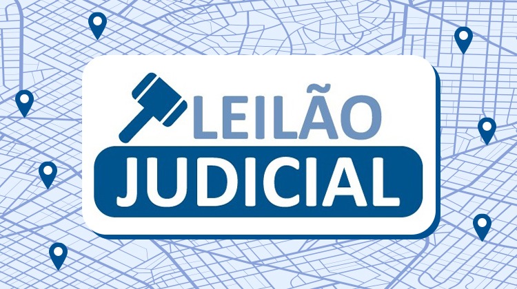 Fundo de mapa em camada de relevo, com inscrição "Leilão Judicial", em letras azuis, em uma caixa branca posicionada no centro e com um martelo no lado esquerdo