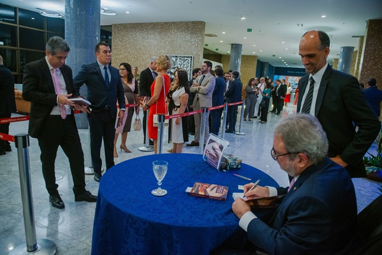 Foto da notícia - Lançamento do livro ‘Temas de Direito Público’, do Diretor-geral da Esmape, reúne autoridades e destaca relevância acadêmica na Escola Judicial de Pernambuco