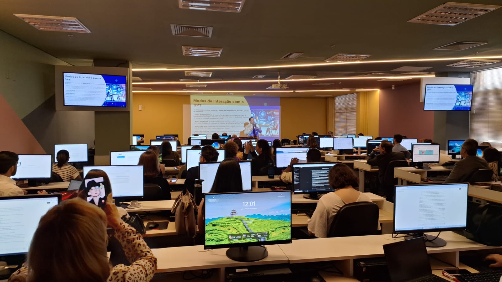 Sala de aula da Escola Judicial de Pernambuco com integrantes do MPPE.