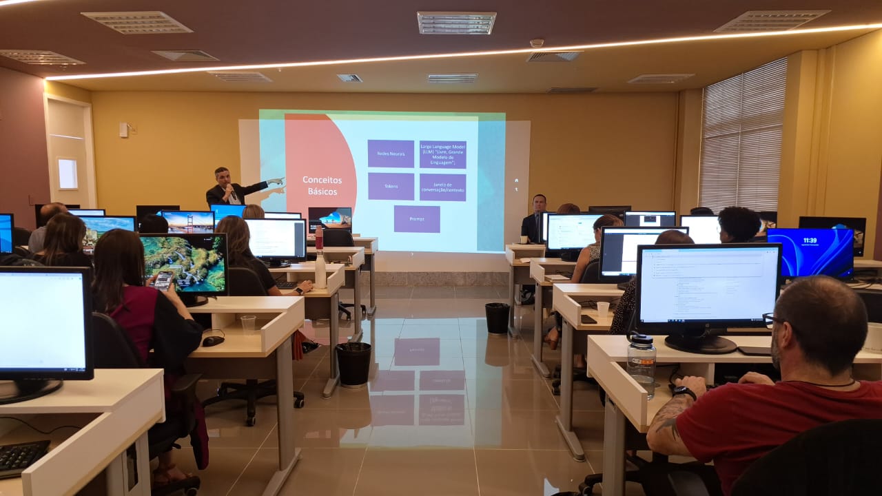 Servidores e servidoras dentro de sala de formação na Escola Judicial de Pernambuco.