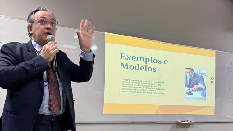 Juiz do TJPE segurando um microfone apresentando conteúdo a magistrados e magistradas do TJPE. 