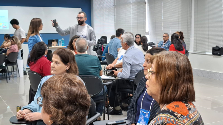 Servidores e servidoras do TJPE em sala da Escola Judicial de Pernambuco. 