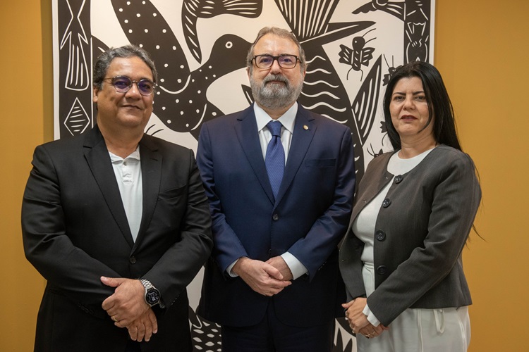 Diretor-geral da Esmape, Des Jorge Américo ao centro. Reunido com o Professor Denílson Marques a esquerda, coordenador do curso de Gestão Pública pela UFPE e a servidora Ana Paula Albuquerque à direita.