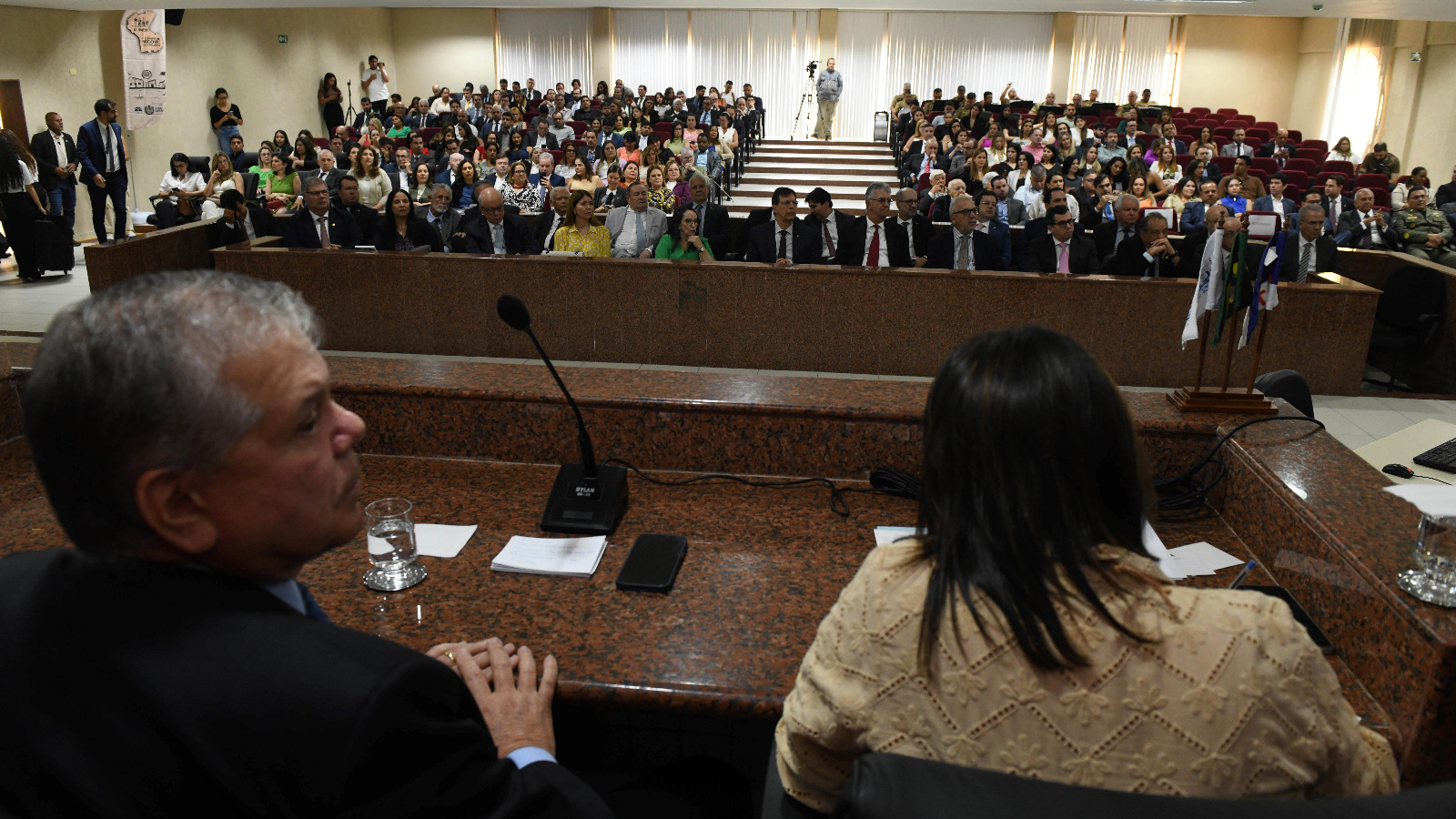 Presidente do TJPE atrás de mesa de frente para uma plateia. 