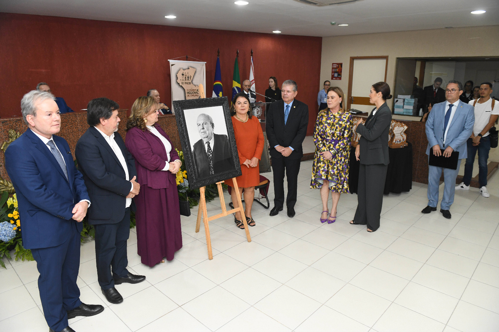 Familiares ao redor de uma fotografia do ex-presidente do TJPE. 