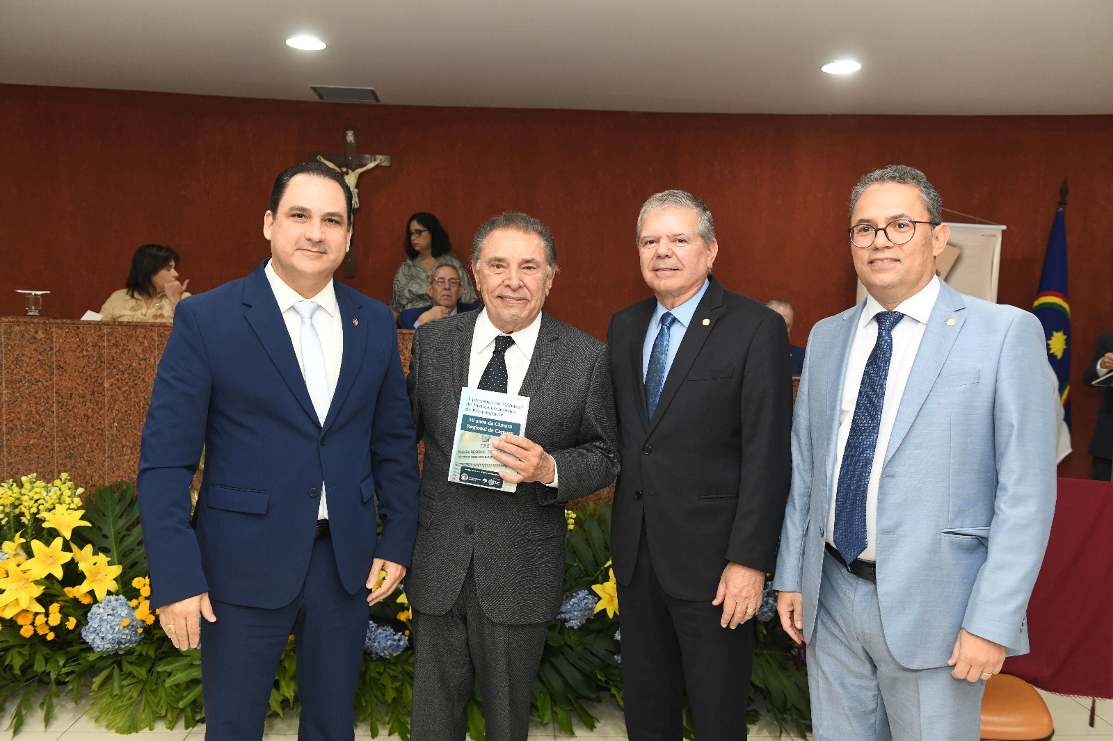 Quatro homens de terno posando para a foto.