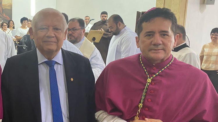 Desembargador Adalberto de Oliveira Melo e Dom Paulo Jackson Nóbrega de Sousa durante celebração eucarística