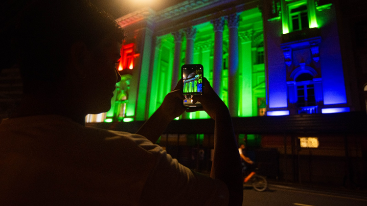 Rapaz tira foto do Palácio da Justiça multicolorido pelo celular