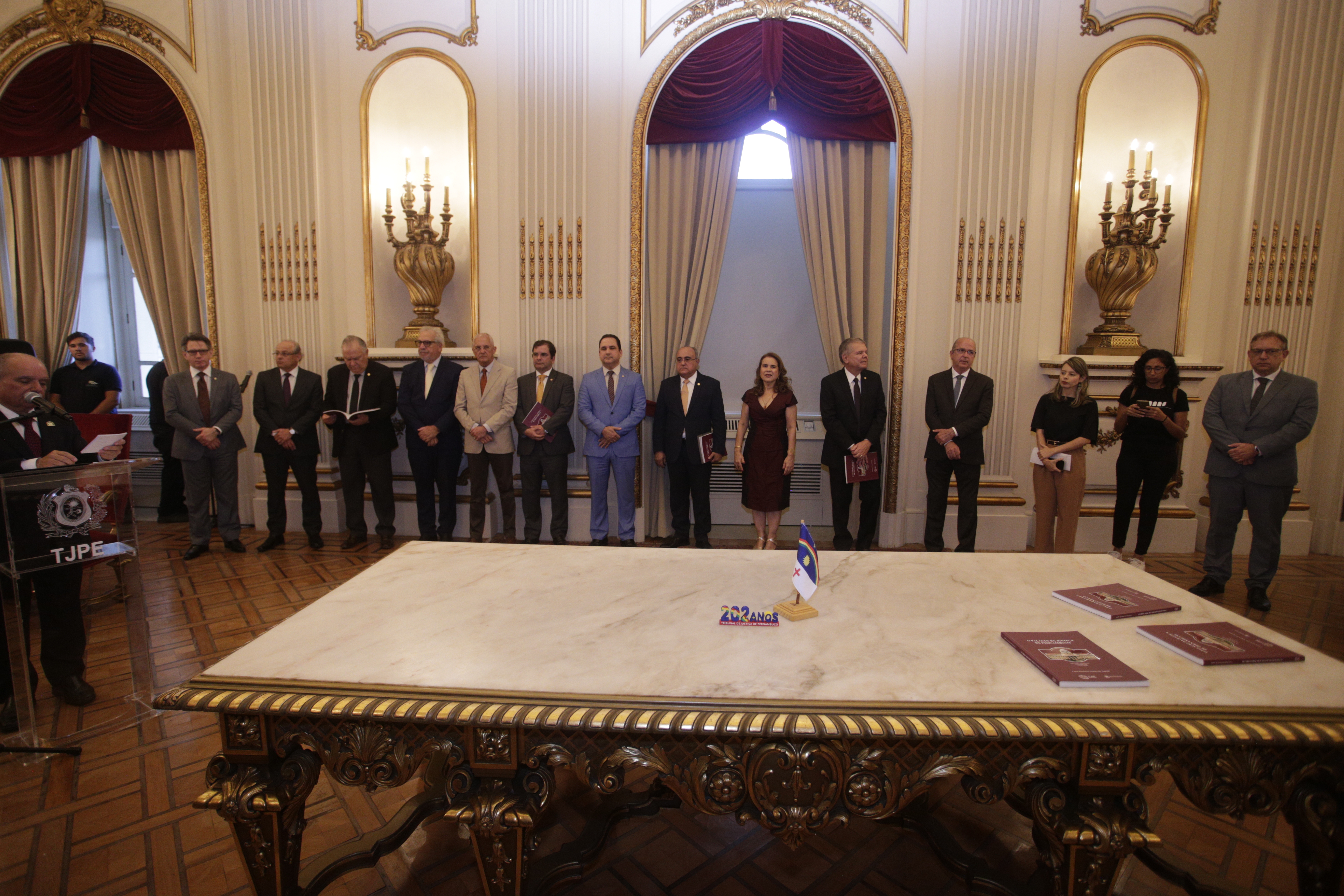 Participantes do lançamento do livro em homenagem ao Palácio da Justiça. Solenidade foi realizada no Salão Nobre. 