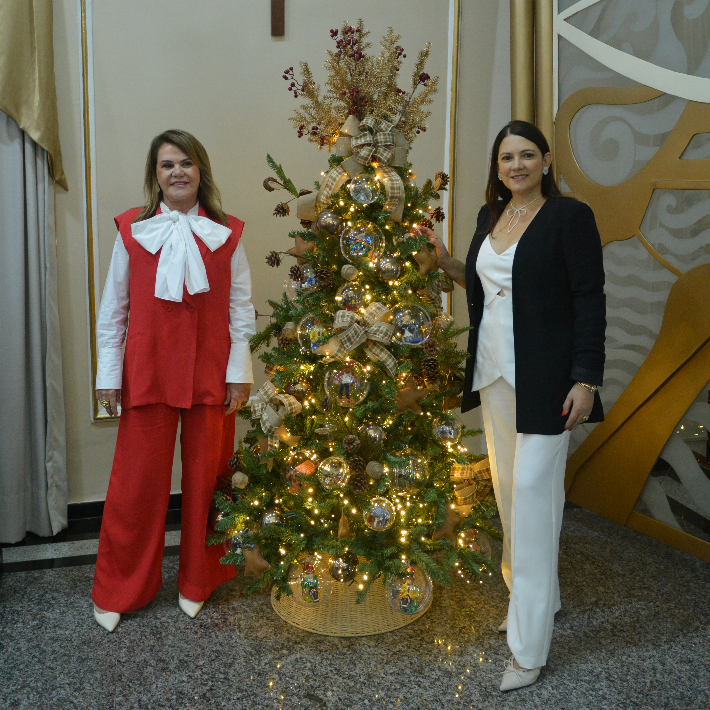 Sandra Paes Barreto ao lado da árvore de Natal da Presidência do TJPE, feita por Sandra Ribeiro, trazendo detalhes regionais