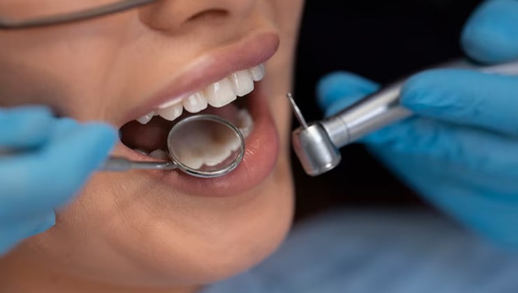 Imagem de uma pessoa sendo atendida pelo dentista