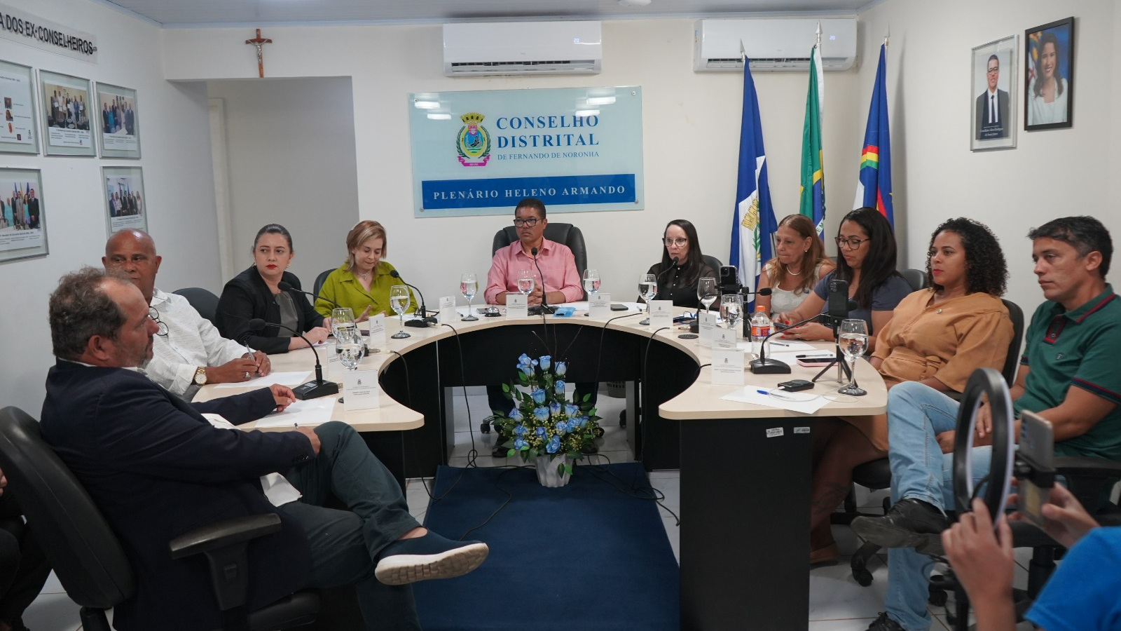 Momento da audiência pública, com representantes de vários Poderes, reunidos em uma mesa semicircular.