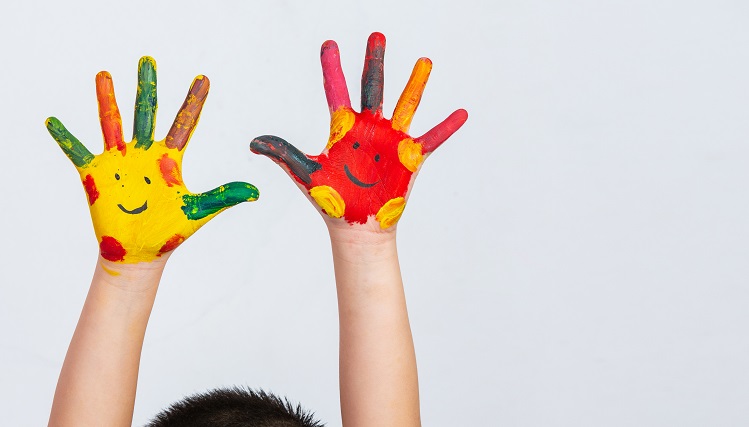 mãos pintadas de uma criança