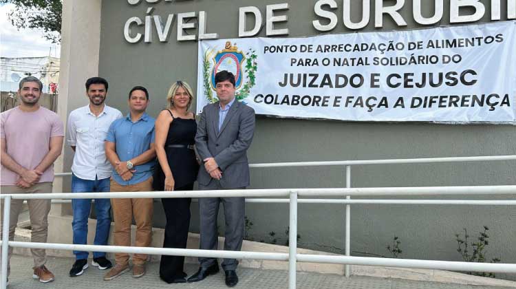 Foto do juiz Eurico de Barros Filho e sua equipe na frente do Cejusc do Surubim