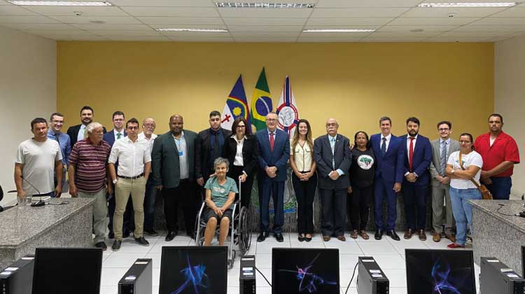 Fotografia da Comissão de Soluções Fundiárias do TJPE com as partes envolvidas no acordo feito no Fórum de Santa Cruz