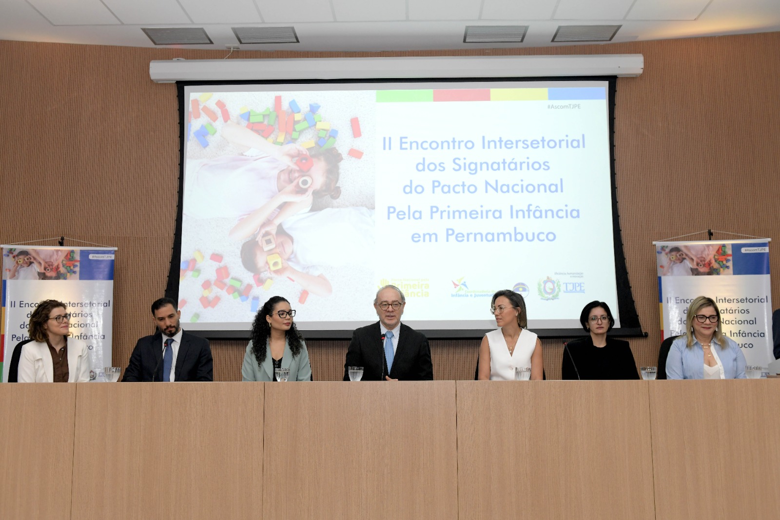 Mesa de honra do II Encontro Intersetorial dos Signatários do Pacto Nacional pela Primeira Infância em Pernambuco. 