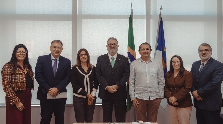 Integrantes da Esmape e da UFPE durante visita na Escola Judicial