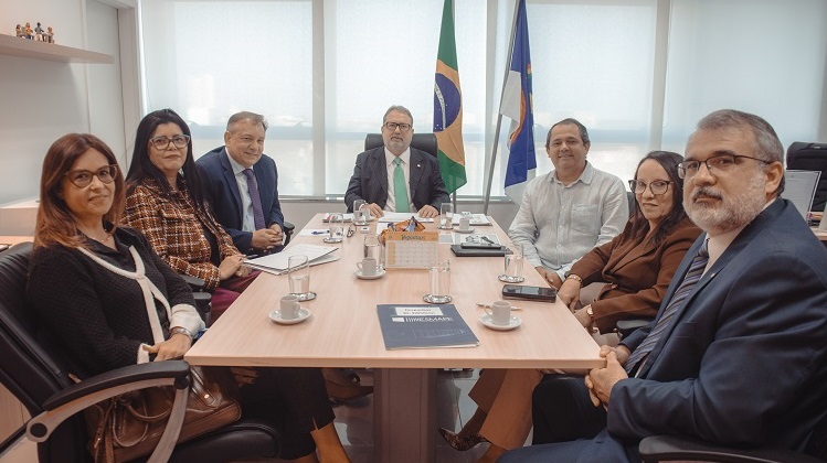 Integrantes da Esmape e da UFPE reunidos em torno de uma mesa durante visita na Escola Judicial