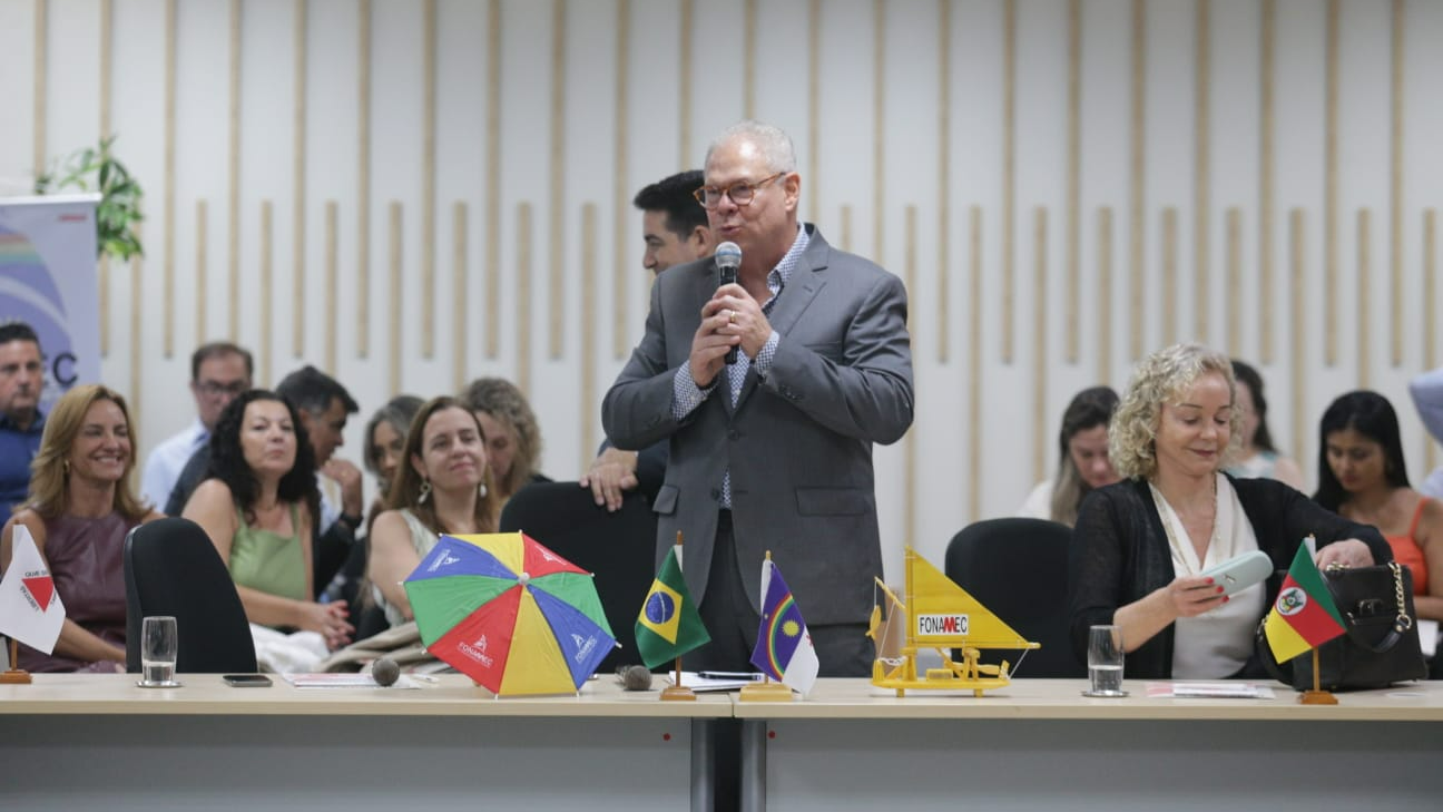 Desembargador Erik palestrando junto aos presentes.