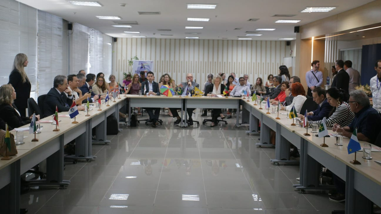 Representantes do Fonamec e convidados reunidos em conferência.