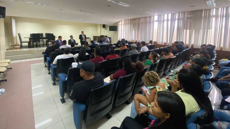 Cerca de 150 famílias foram ouvidas em audiências de mediação e conciliação em Petrolina pela Comissão de Soluções Fundiárias do TJPE. Foto mostra auditódio do Fórum da Cidade cheio de famílias ocupando os lugares do local.