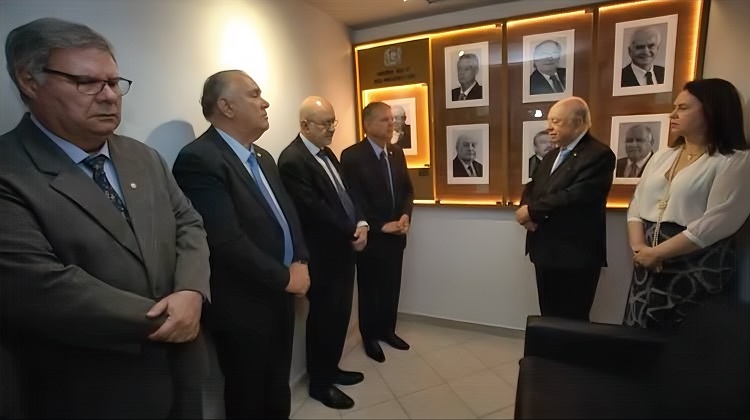 Foto da Inaguração da Galeria com Fotos dos ex-vice-presidentes do TJPE. Na imagem, estão, em pé (da esq. para dir.), os desembargadores Marcelo Russel, Frederico Neves, Bandeira Melo, Ricardo Paes Barreto e Eduardo Sertório.