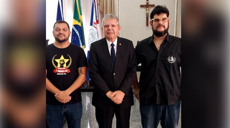 Presidente do TJPE, desembargador Ricardo Paes Barreto recebeu os dirigentes do Sindjud-PE