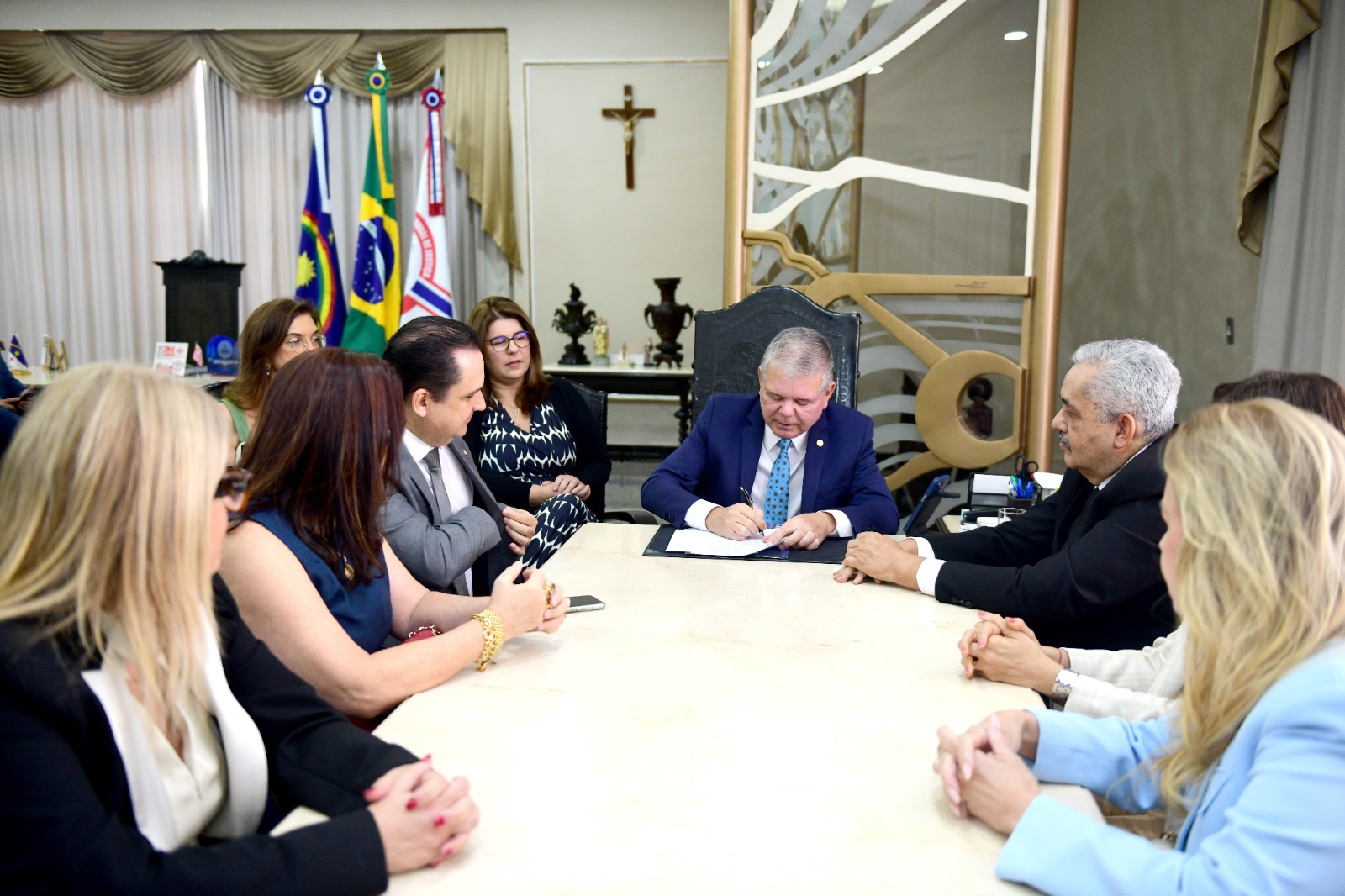 Assinatura do Projeto "Magistrado(a) Escritor(a)", no gabinete da Presidência do TJPE. 