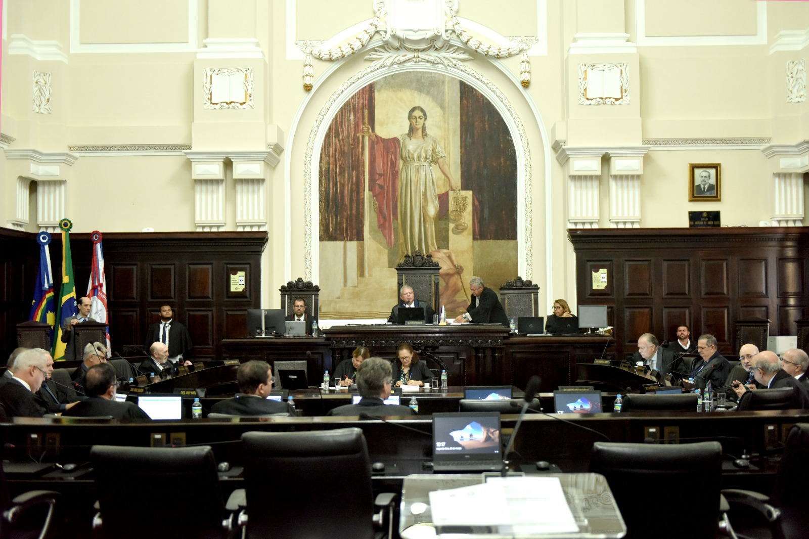 Foto do Órgão Especial do TJPE em sessão de julgamento no Palácio da Justiça