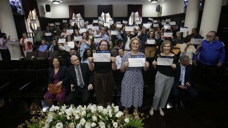 Servidoras e servidores durante a homenagem 