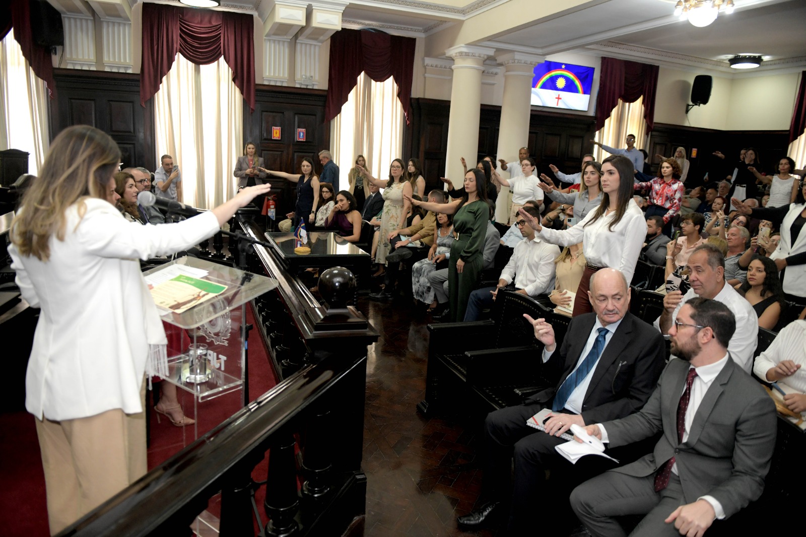 Cerimônia de posse coletiva dos novos servidores e das novas servidoras do TJPE, realizada no Salão do Pleno. Servidores e servidoras realizam a leitura do termo de juramento. 