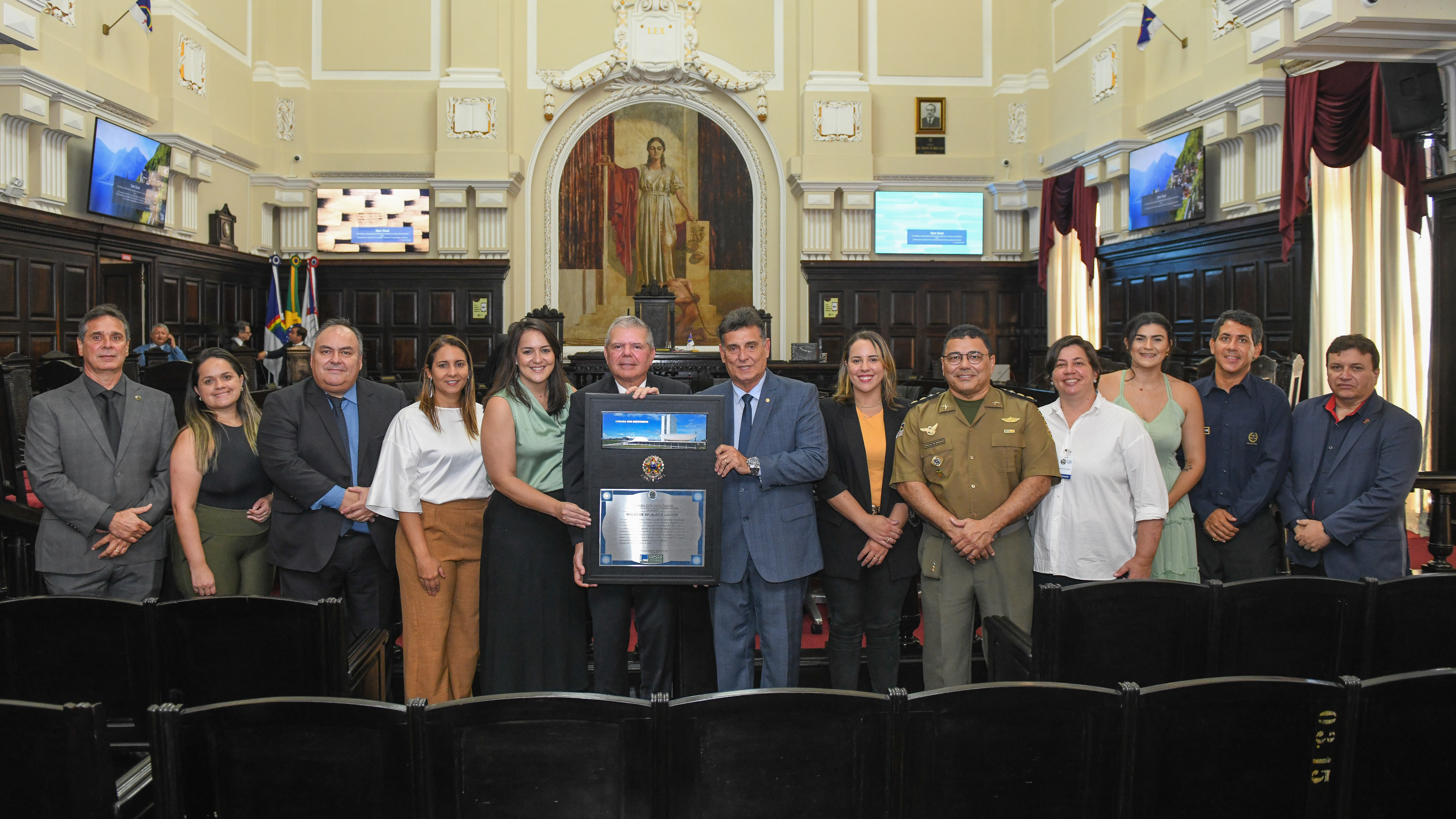 Presidente do TJPE recebendo a condecoração junto à várias pessoas no Pleno.