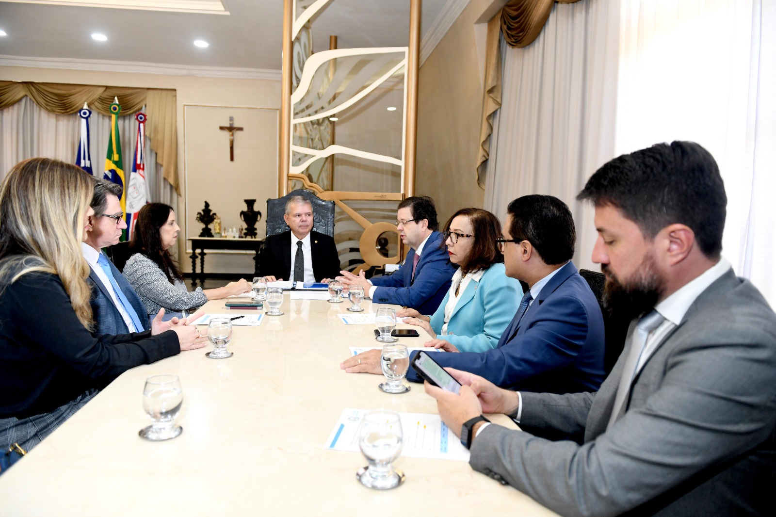 Representantes do TJPE e do MPPE reunidos no gabinete da Presidência. 