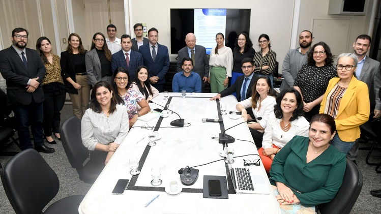 Integrantes do TJPE durante reunião 