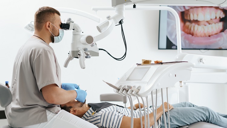 Um homem sendo atendido por um dentista