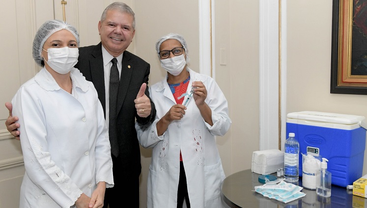 Presidente com as técnicas  de enfermagem durante campanha de vacinação